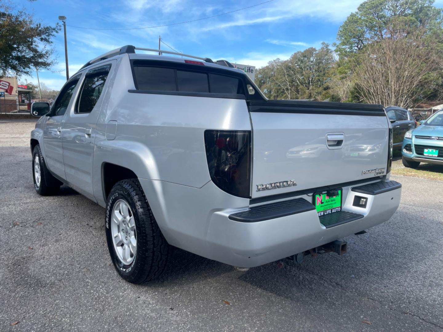 2007 SILVER HONDA RIDGELINE RTS (2HJYK16467H) with an 3.5L engine, Automatic transmission, located at 5103 Dorchester Rd., Charleston, SC, 29418-5607, (843) 767-1122, 36.245171, -115.228050 - Clean & Spacious Interior with 6-Disc CD/AUX/Sat, Dual Climate Control, Power Everything (windows, locks, seats, mirrors), All-weather Mats, Keyless Entry, Tow Package, Alloy Wheels. Clean CarFax (no accidents reported!) Local Trade-in!! 146k miles Located at New Life Auto Sales! 2023 WINNER for Po - Photo#4